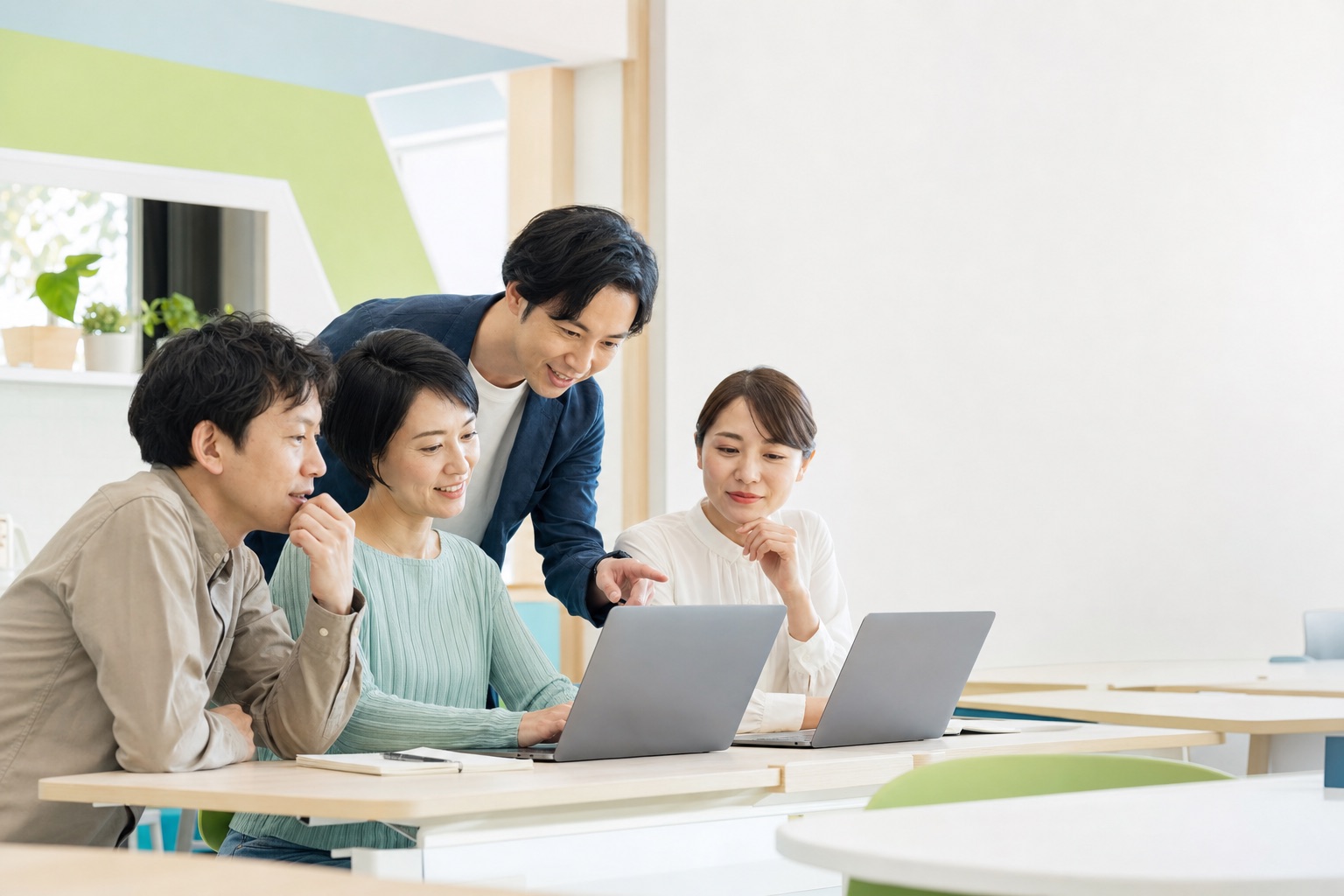 明るい教室でAIツールを学ぶ社会人